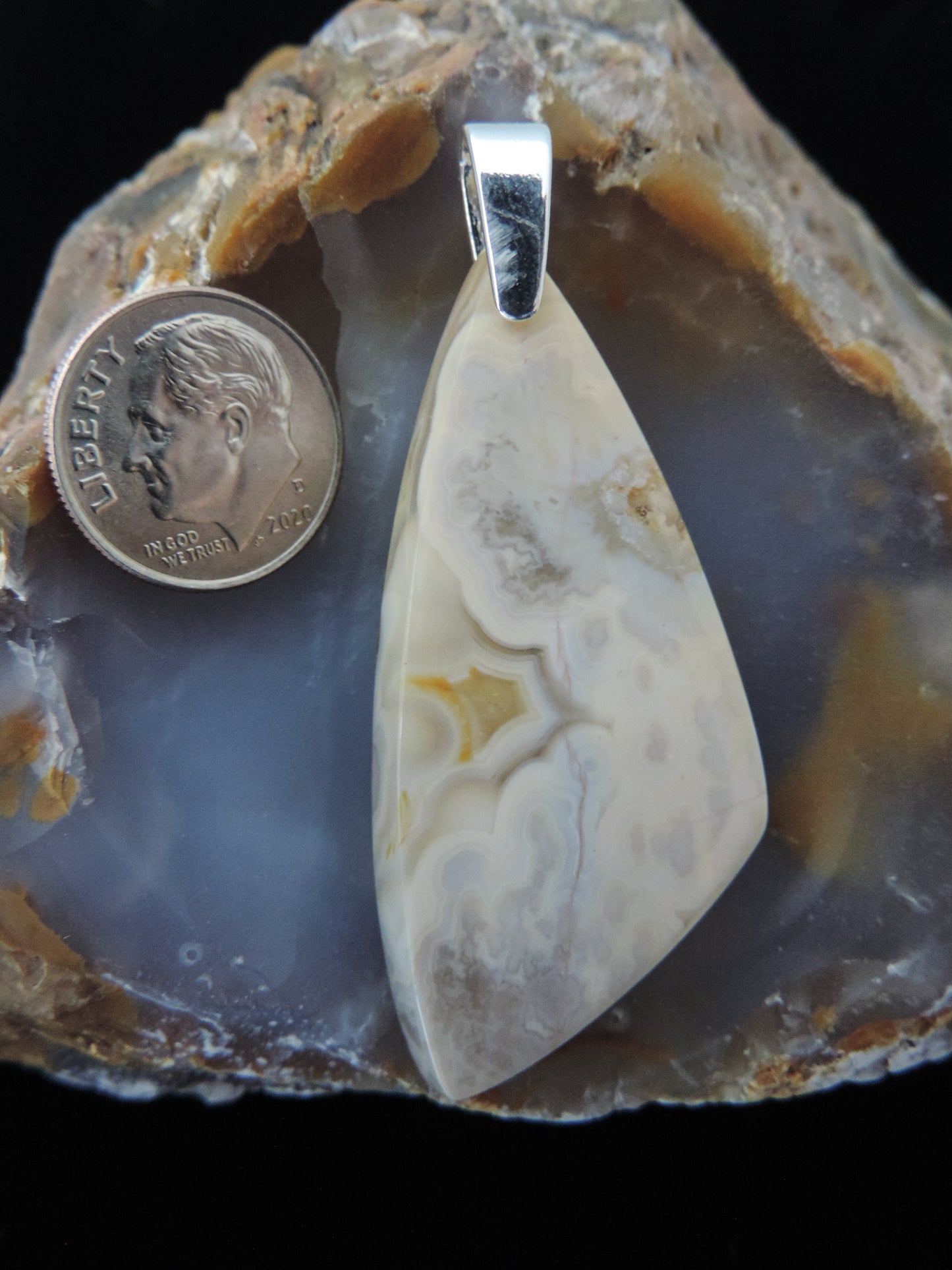 Agate pendant jewelry is beautiful and makes great gifts