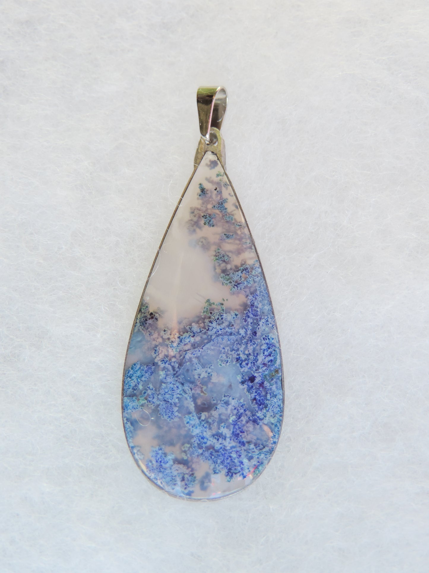 Moss Agate Pendant. Indonesian Agates exhibit a wide variety of colors and amazing complexity. No two agates are exactly alike, each one being a unique and beautiful creation! Agates with multiple bands of color are known as fortification agates, those with dendritic or moss looking inclusions are referred to as moss agate and many others are given descriptive names relative to their appearance or where they are found.