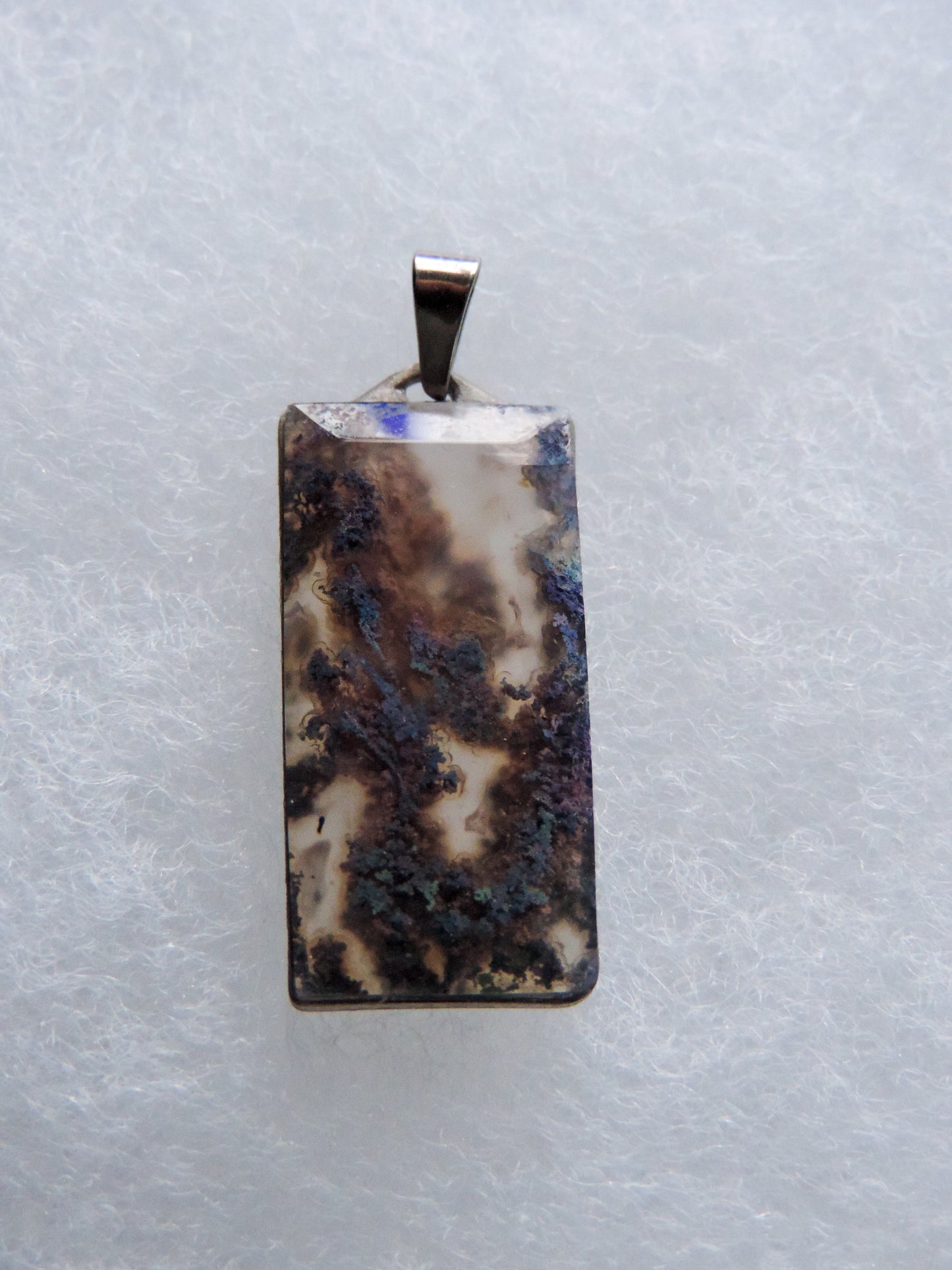 Moss Agate Pendant. Indonesian Agates exhibit a wide variety of colors and amazing complexity. No two agates are exactly alike, each one being a unique and beautiful creation! Agates with multiple bands of color are known as fortification agates, those with dendritic or moss looking inclusions are referred to as moss agate and many others are given descriptive names relative to their appearance or where they are found.