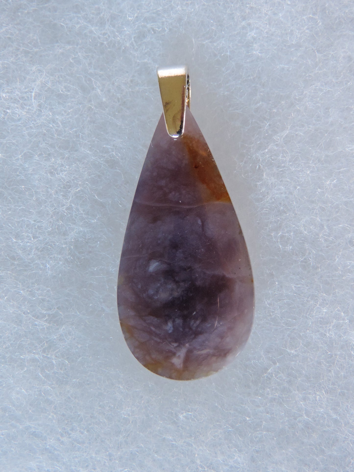 The diversity and complexity of Indonesian agates suggests their genesis occurred over great geological time periods during which a variety of formation conditions existed. Find your perfect Indonesian Agate on our store!
