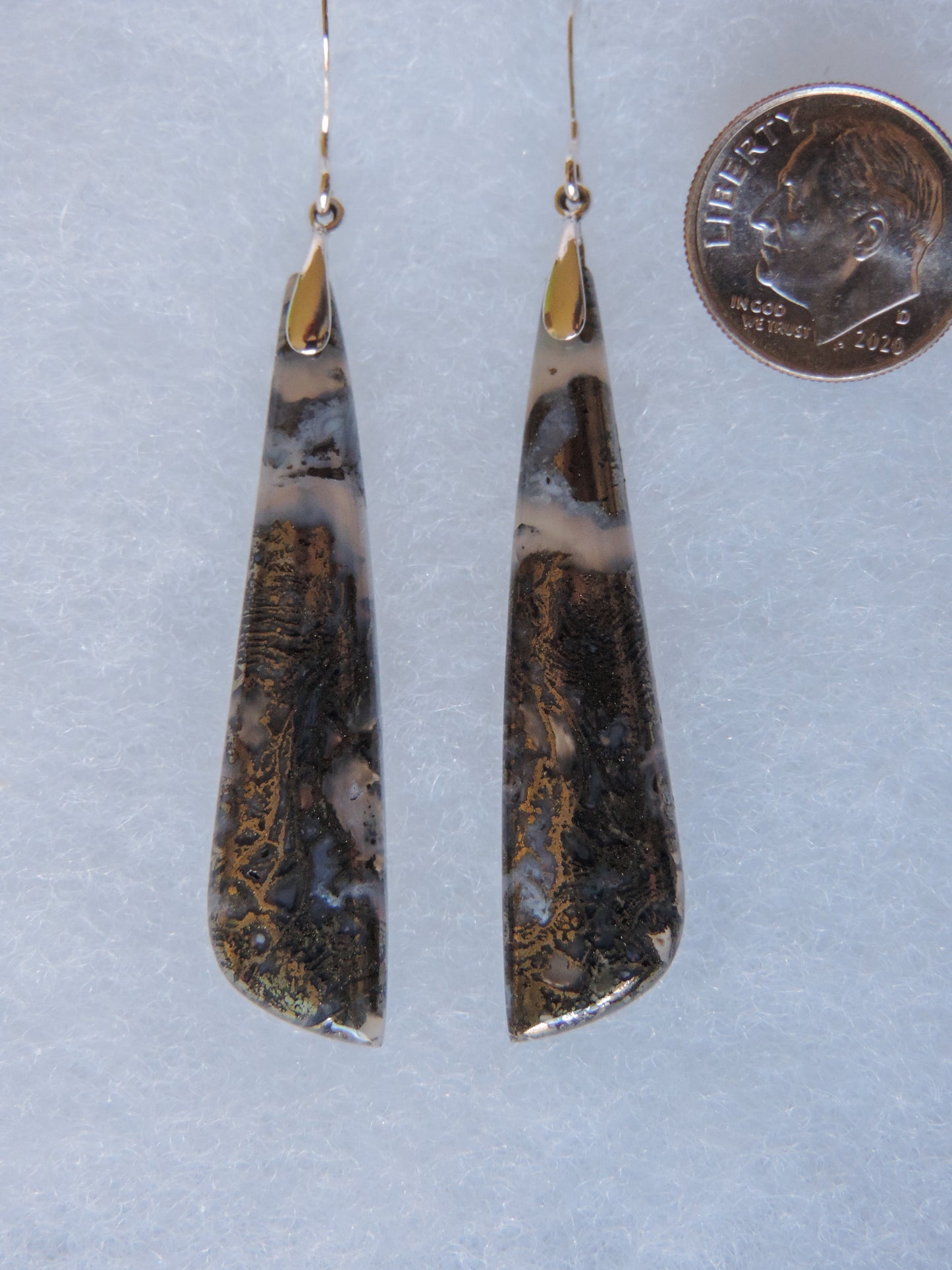 This stone is a natural color, no dyes or heat treatment have been used. It was photographed without filters in natural light; however, slight color variations may occur due to digitization. Natural stones can have nooks and crannies, inclusions or small cracks, these distinguishing features lend character to the piece.