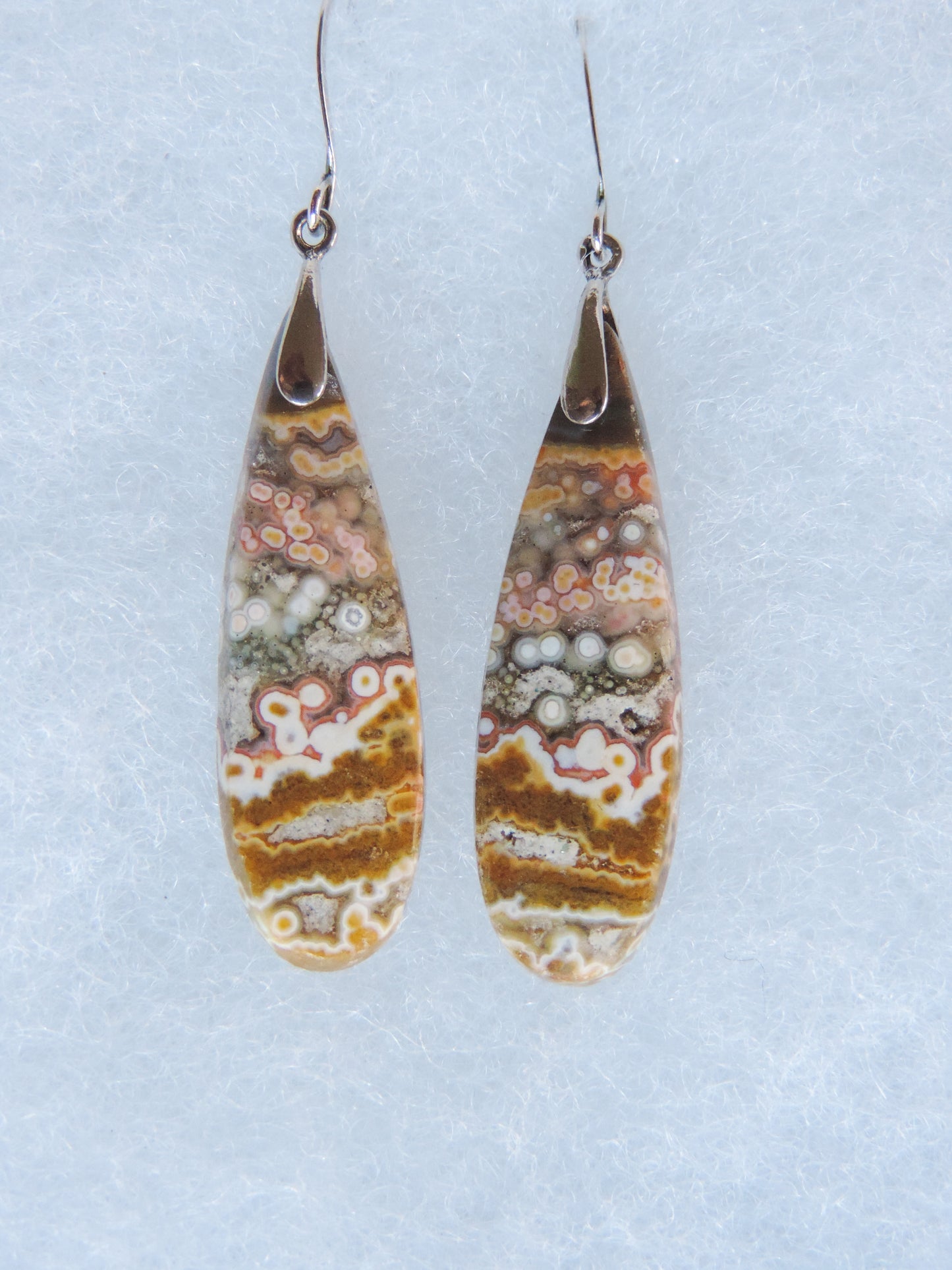 This stone is a natural color, no dyes or heat treatment have been used. It was photographed without filters in natural light; however, slight color variations may occur due to digitization. Natural stones can have nooks and crannies, inclusions or small cracks, these distinguishing features lend character to the piece.