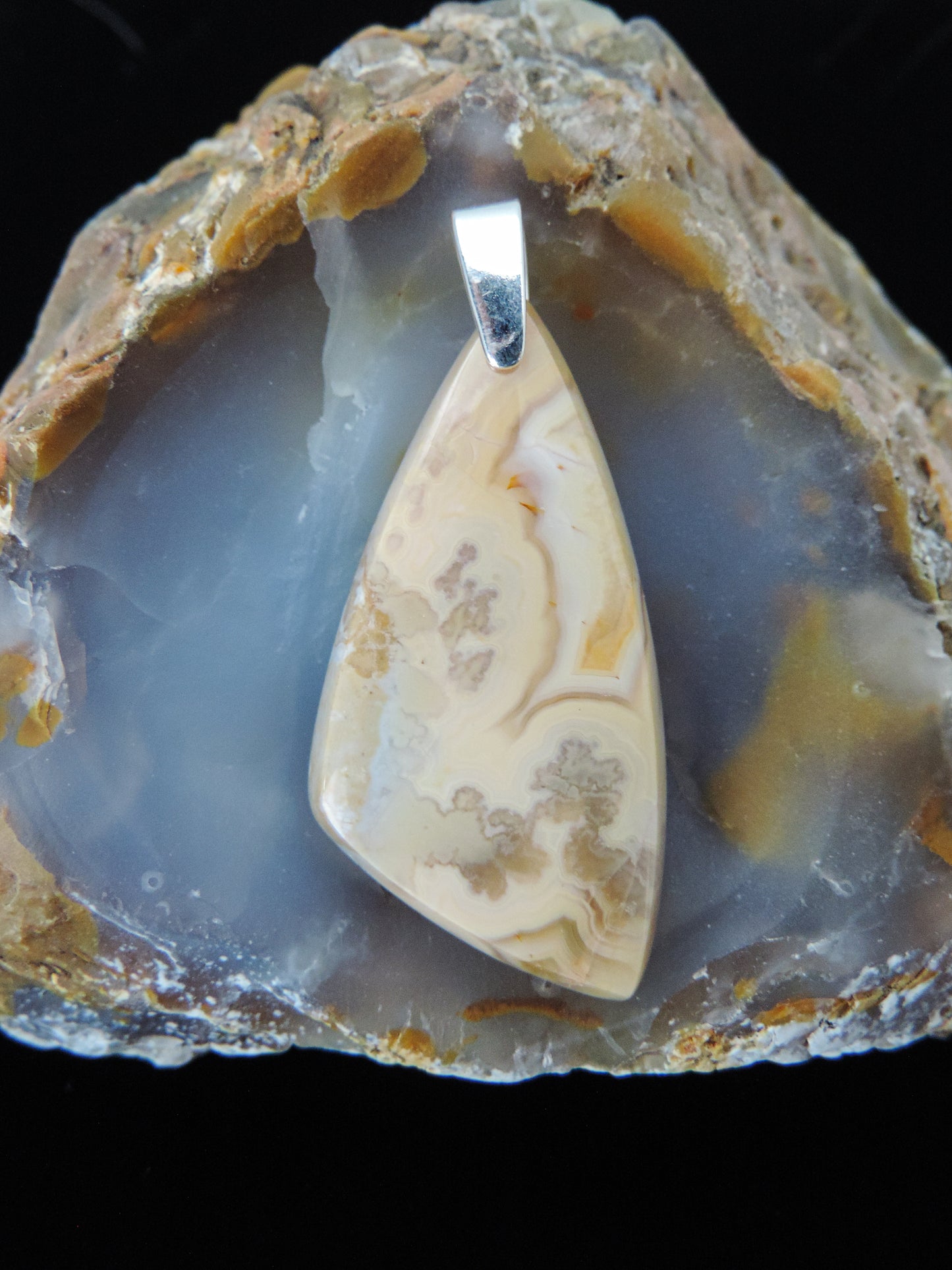 Brown Lace Agate pendant from West Sumatra.